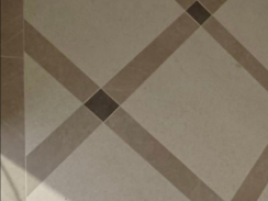 Pavimento en damero con tonos beige y marrón